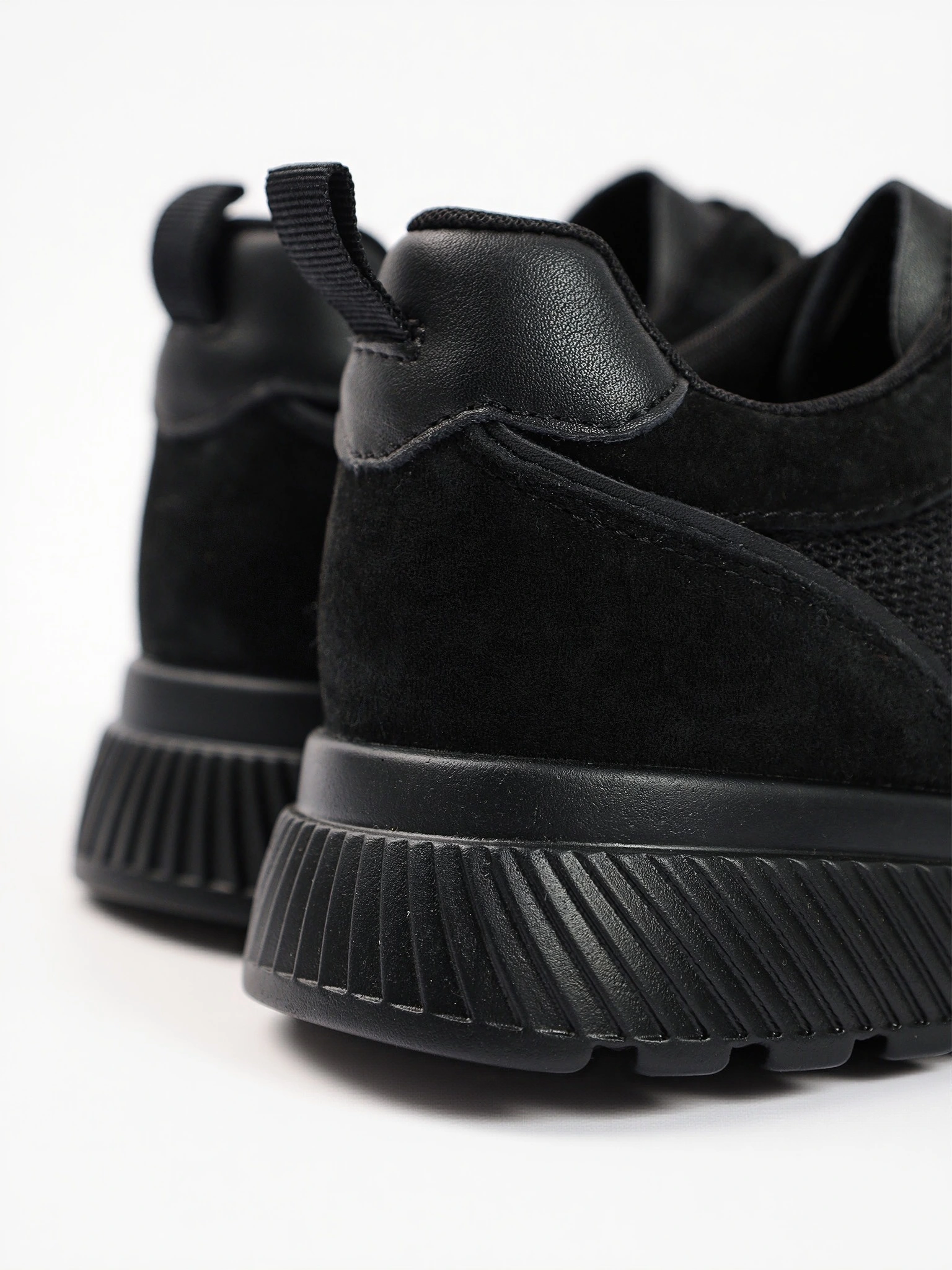 Кроссовки комбинированные черного цвета на низкой подошве